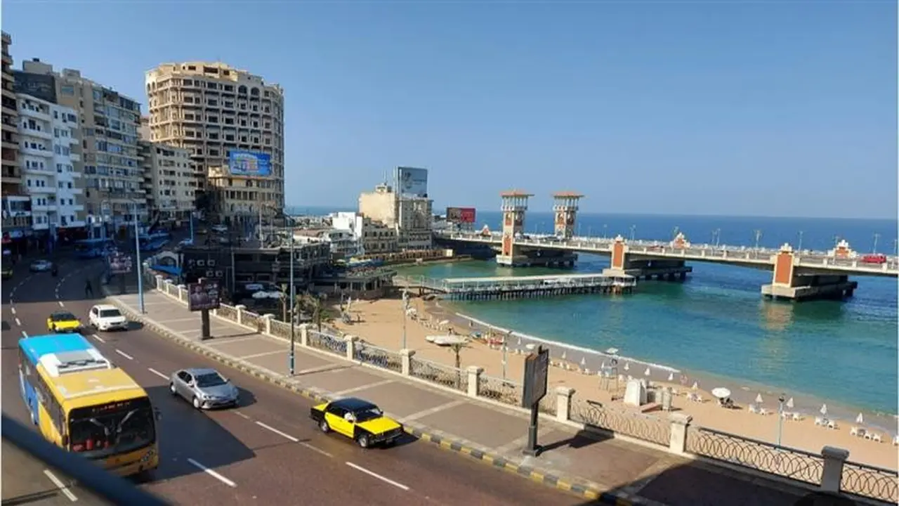 تحذيرات الأرصاد للمصطافين في الإسكندرية رغم انكسار الموجة الحارة